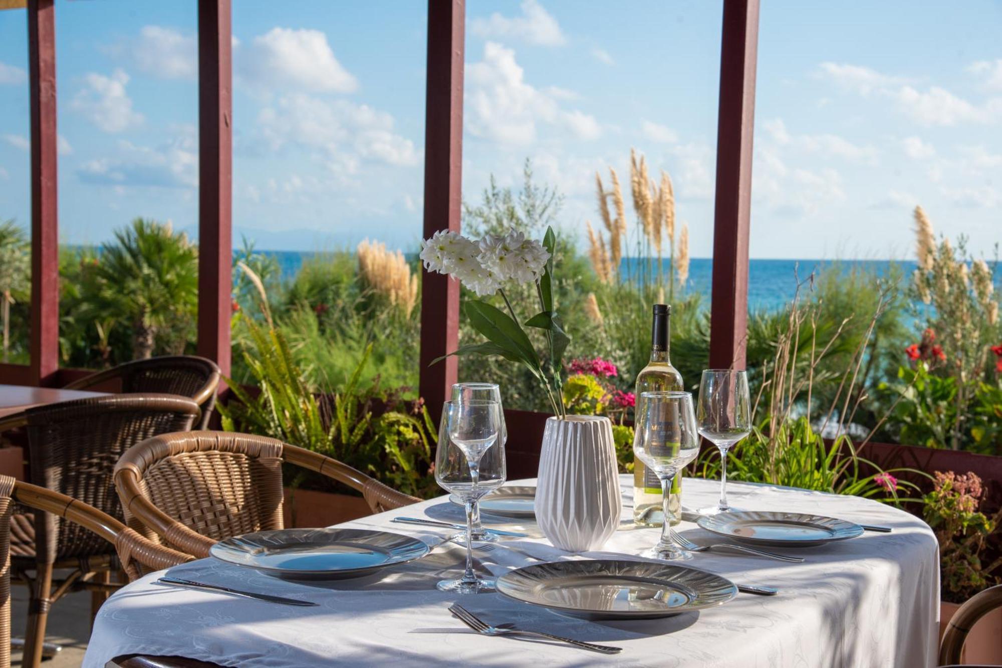 Poseidon Beach Hotel Kastrosikia Eksteriør bilde